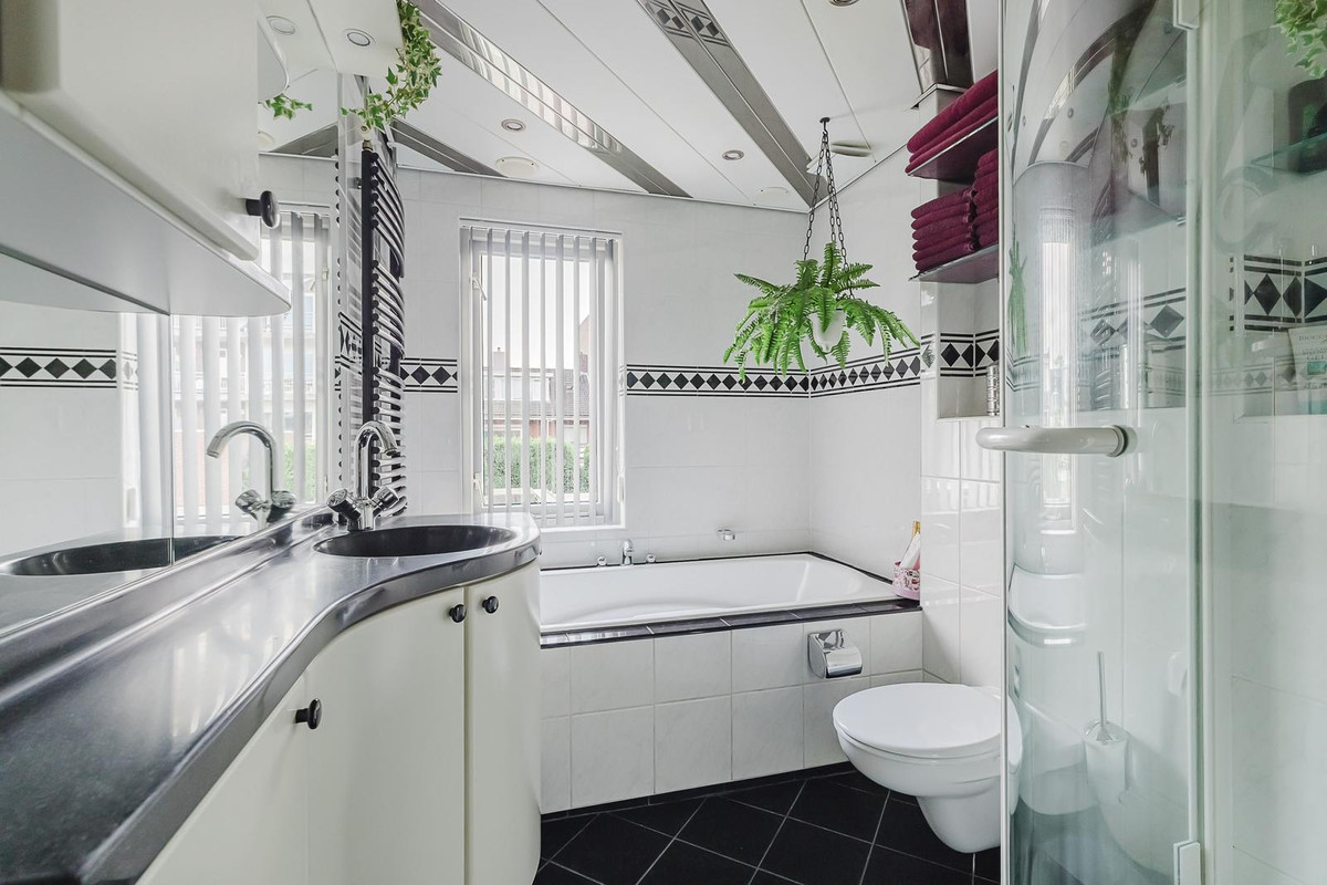 Tussenwoning te koop: Kardinaal van Rossumstraat 32D, Tilburg
