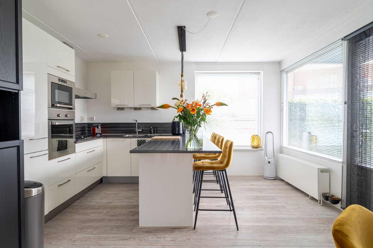 Vrijstaande woning te koop: Villa Waterviolier 28, Waalwijk