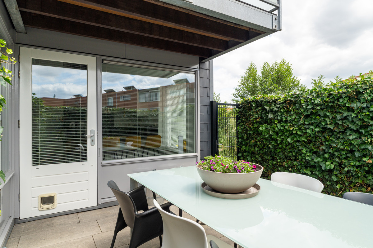 Vrijstaande woning te koop: Villa Waterviolier 28, Waalwijk