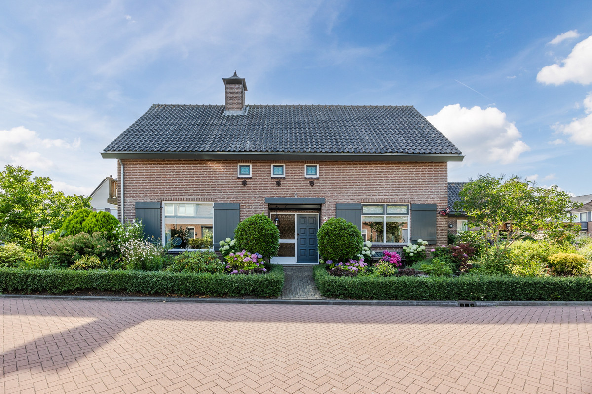 Vrijstaande woning te koop: Anjerlaan 32, Almkerk