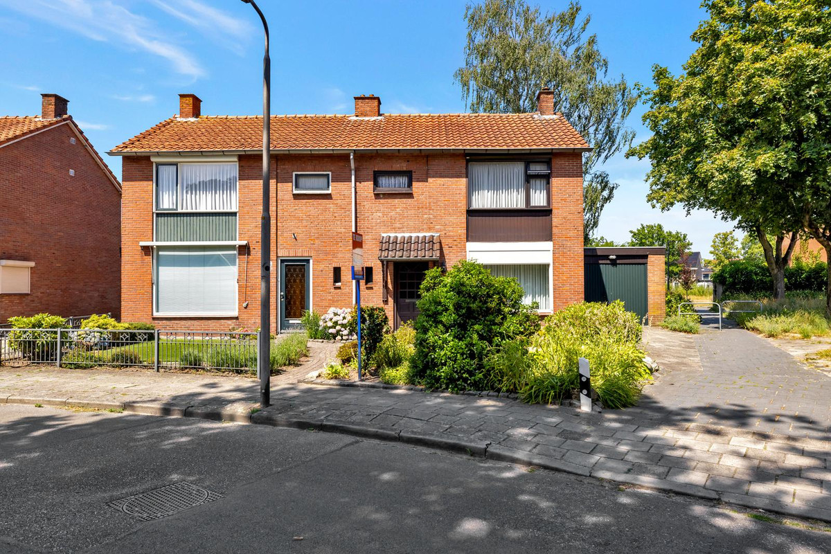 Twee-onder-één-kap te koop: Tulpstraat 61, Losser