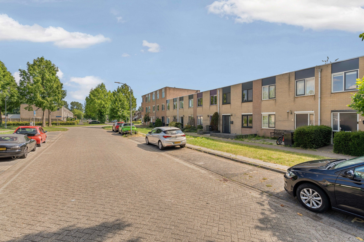 Tussenwoning te koop: Zonnebloemweg 8, Almere