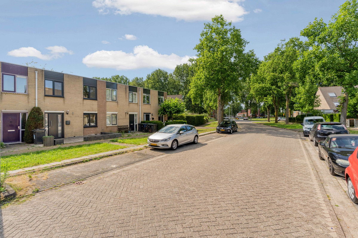 Tussenwoning te koop: Zonnebloemweg 8, Almere
