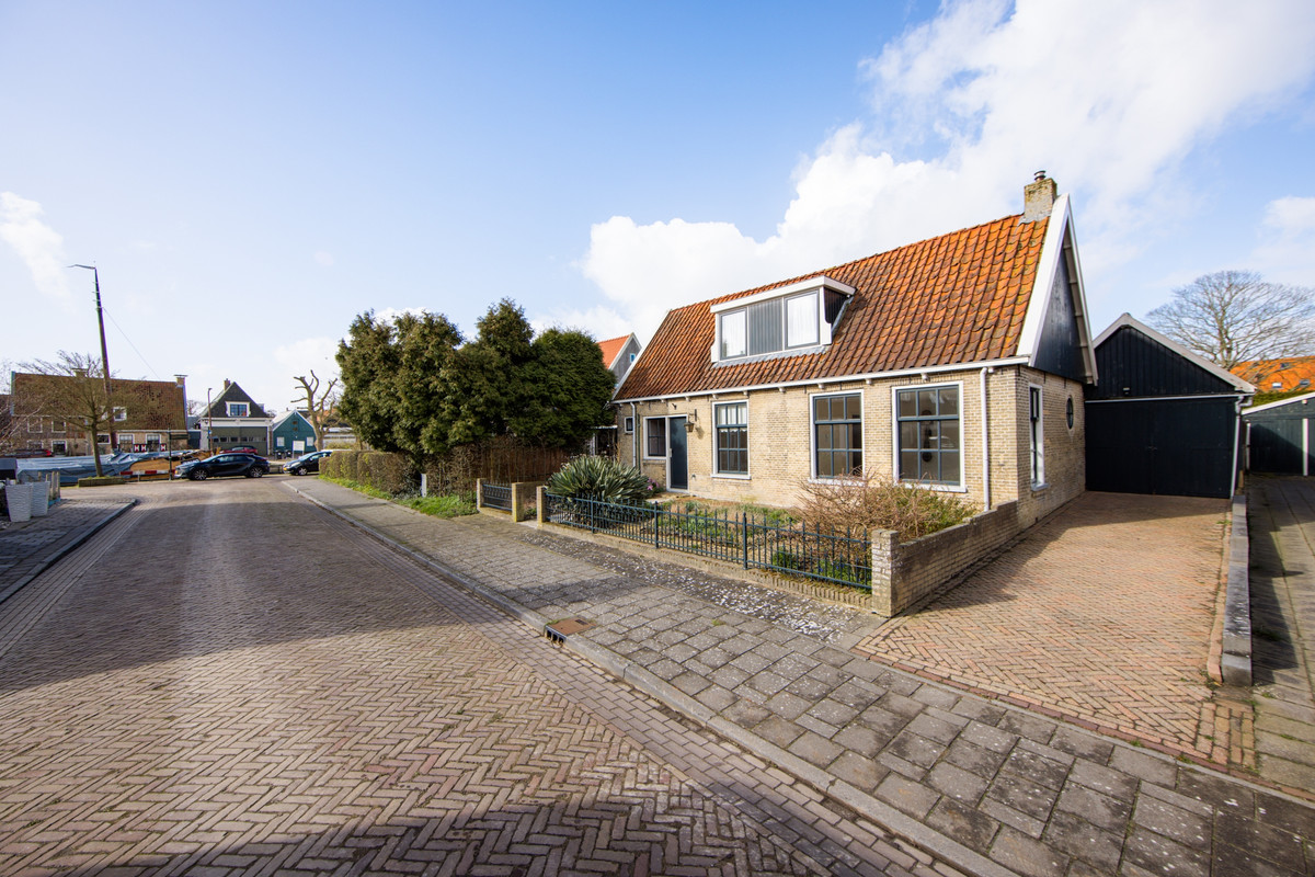 Hoekwoning te koop: Cynthia Lenigestraat 1, Makkum