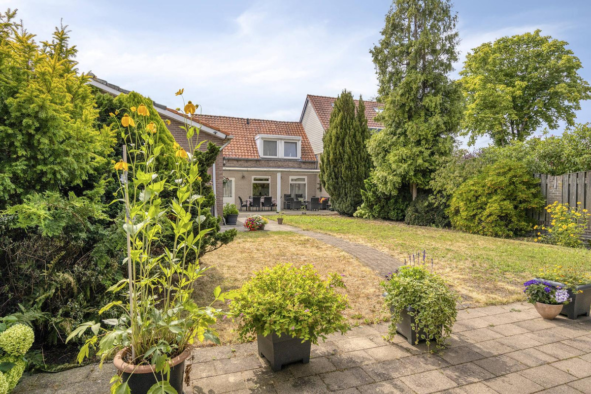 Twee-onder-één-kap te koop: Sluisstraat 37, Someren