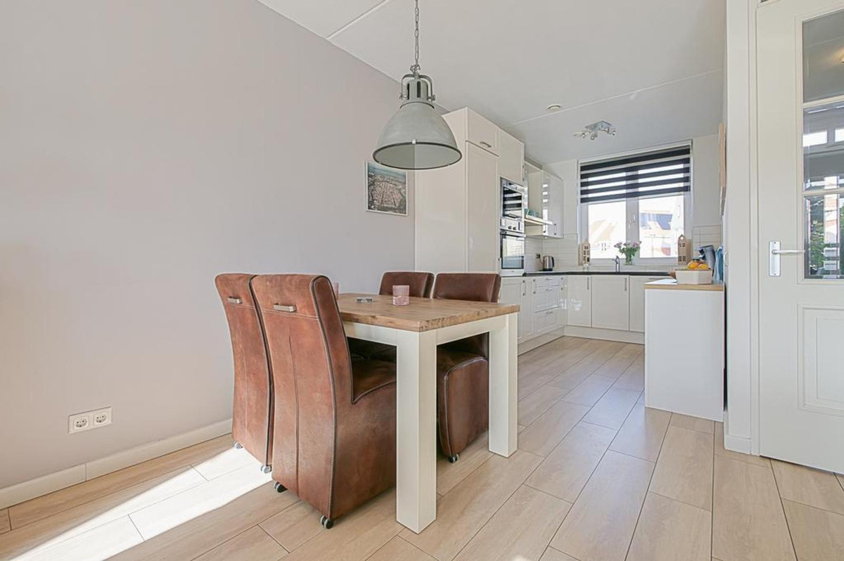 Tussenwoning te huur: Duinhof 10, Den Helder