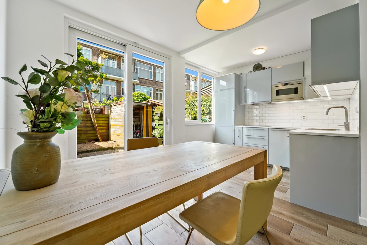 Tussenwoning te koop: Loenensestraat 102, 'S-Gravenhage