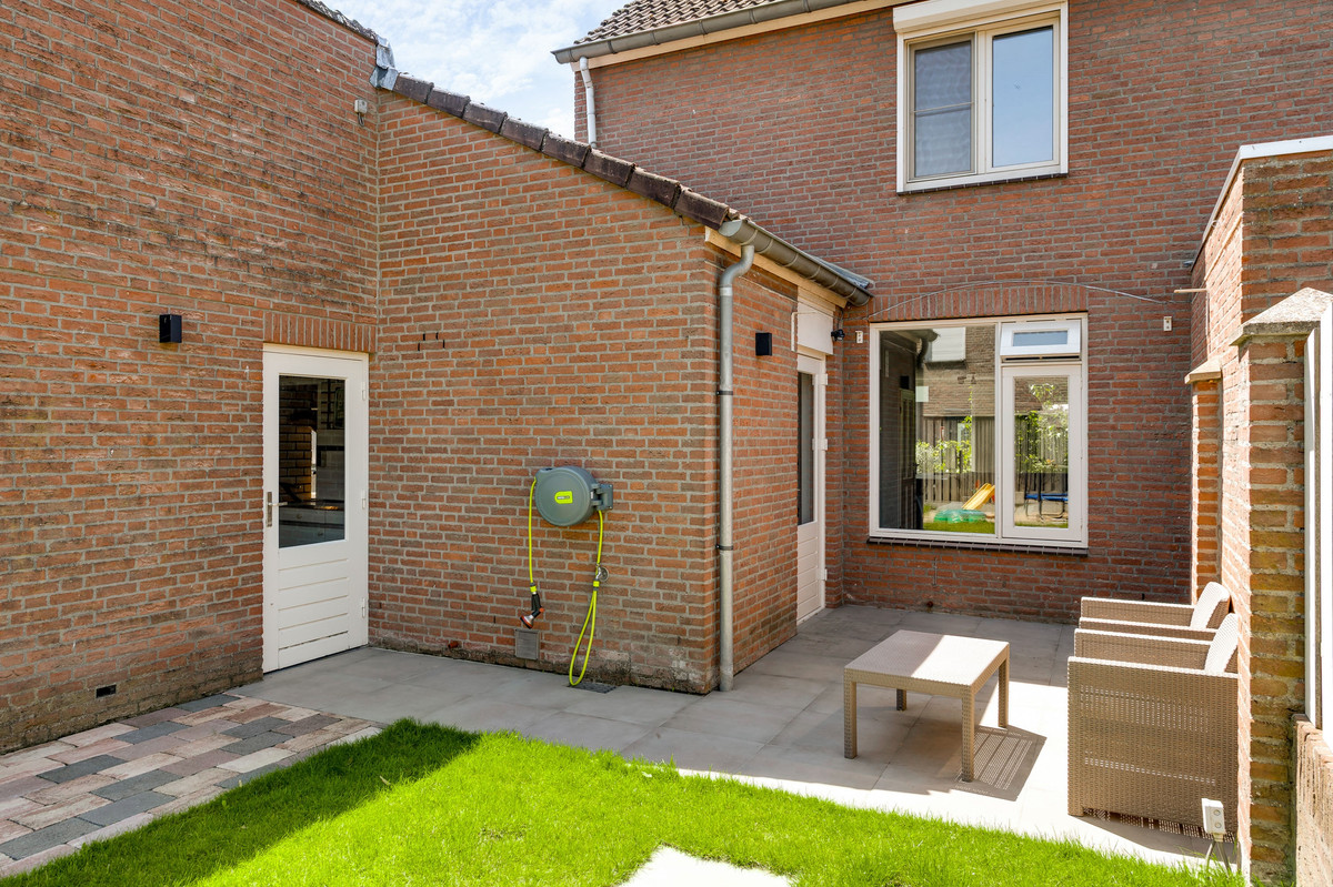 Twee-onder-één-kap te koop: Moostdijk 2, Ospel