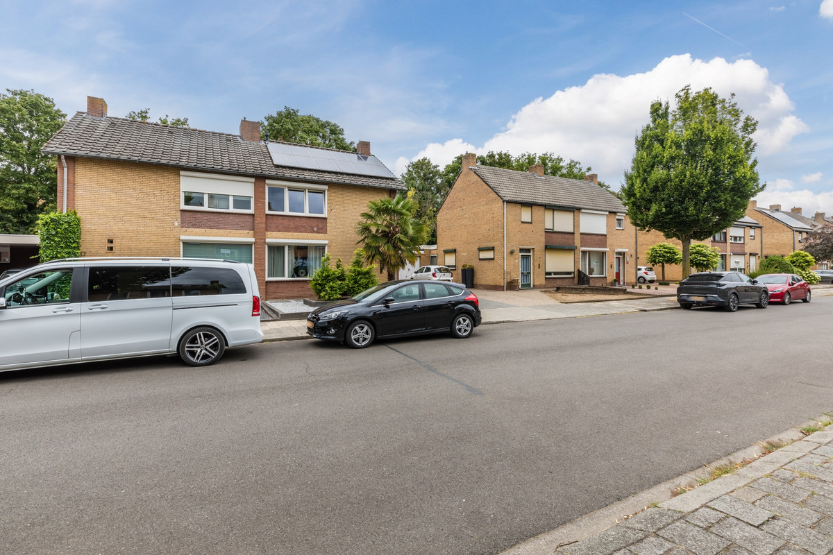 Tussenwoning te koop: Begoniastraat 39, Echt