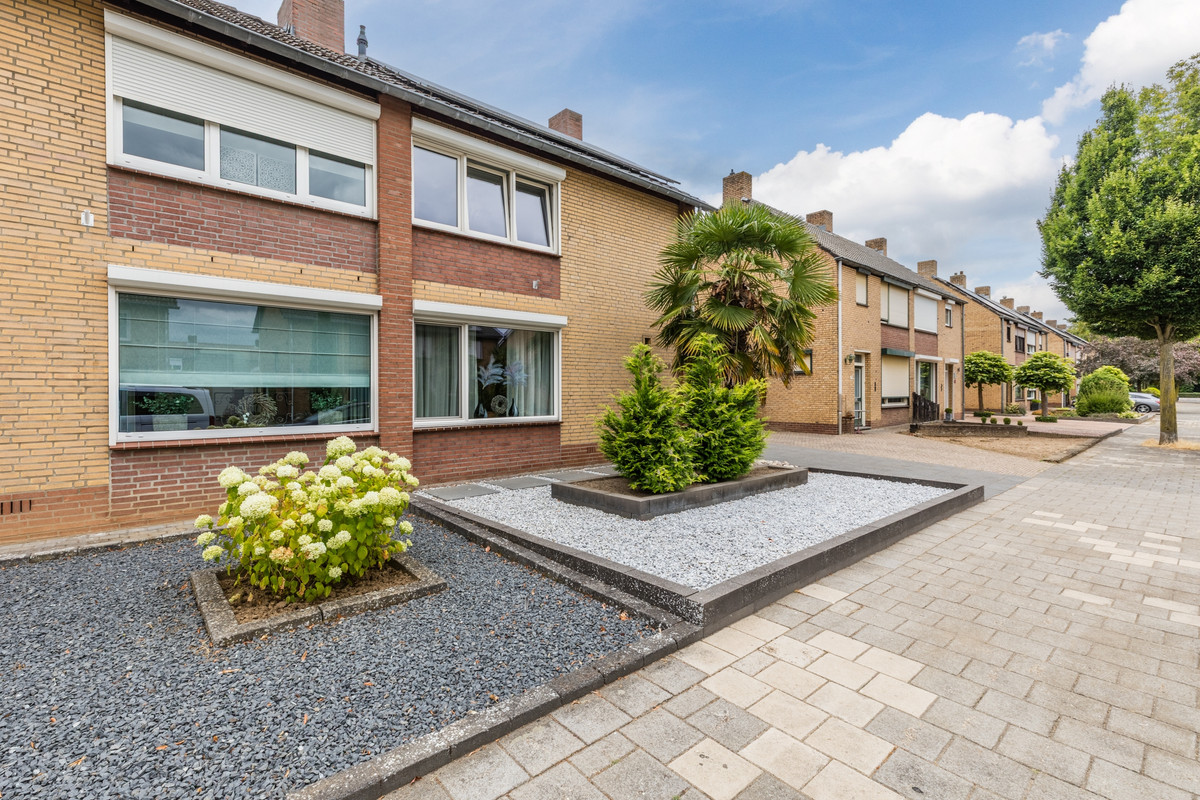 Tussenwoning te koop: Begoniastraat 39, Echt