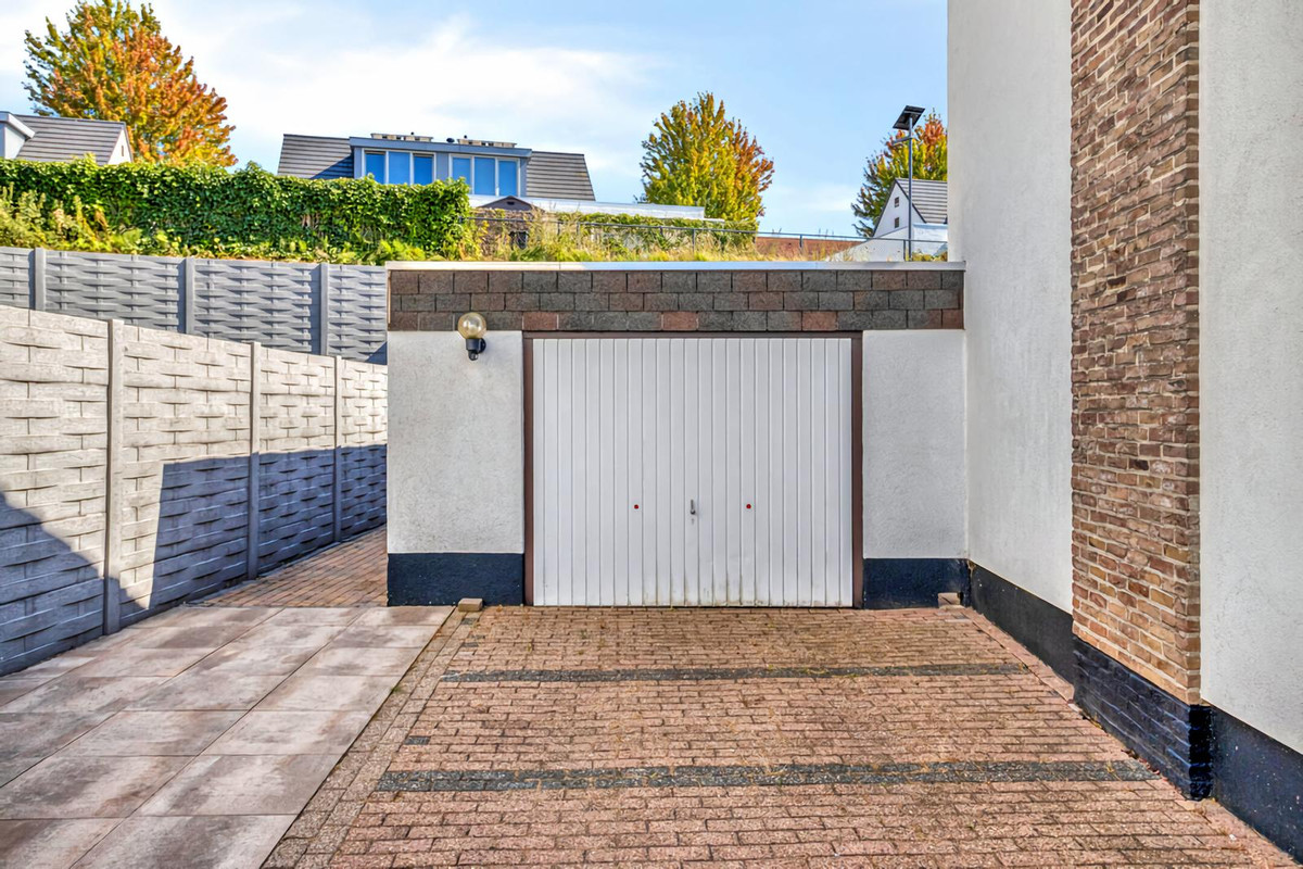 Twee-onder-één-kap te koop: Dr. Nolensplein 10, Heerlen