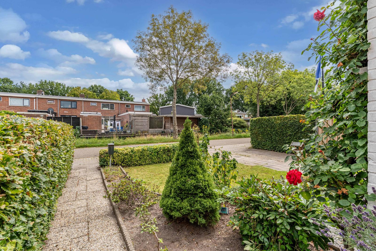 Twee-onder-één-kap te koop: van Beijma thoe Kingmaweg 9, Heerenveen