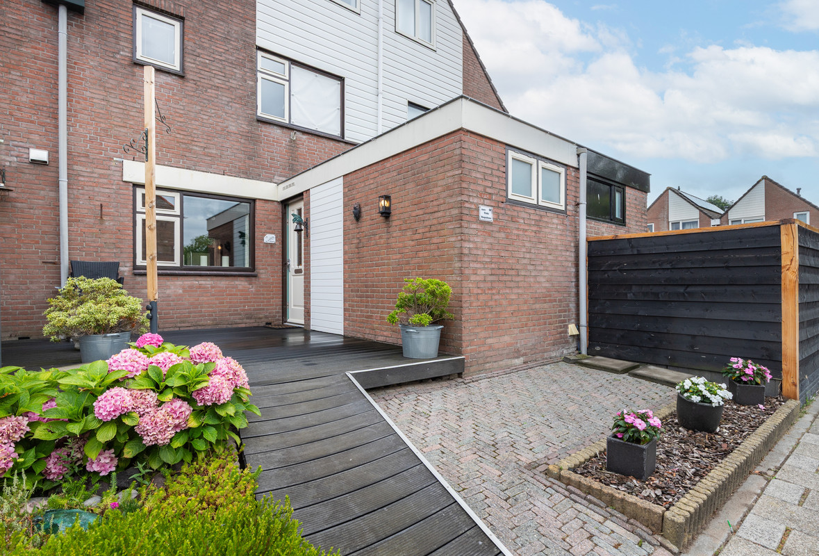 Tussenwoning te koop: Burgemeester Vostersstraat 61, Oude Wetering