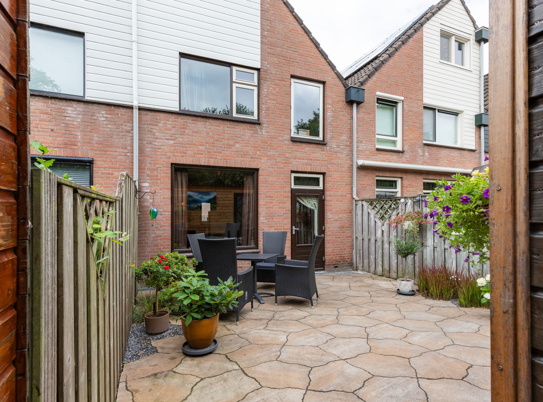 Tussenwoning te koop: Burgemeester Vostersstraat 61, Oude Wetering