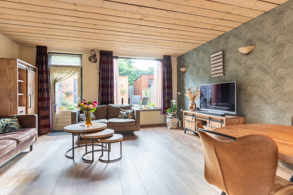Tussenwoning te koop: Burgemeester Vostersstraat 61, Oude Wetering