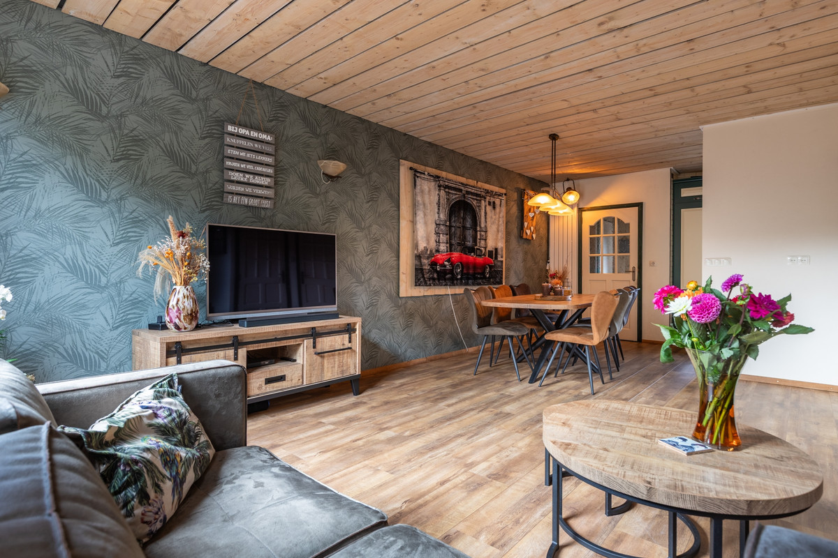Tussenwoning te koop: Burgemeester Vostersstraat 61, Oude Wetering