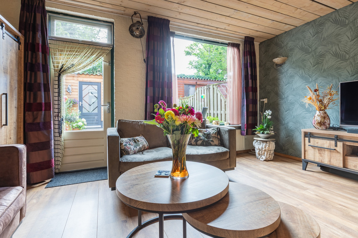Tussenwoning te koop: Burgemeester Vostersstraat 61, Oude Wetering