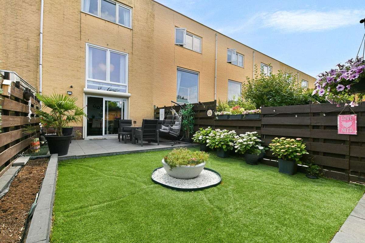 Tussenwoning te koop: Albaststraat 45, Almere