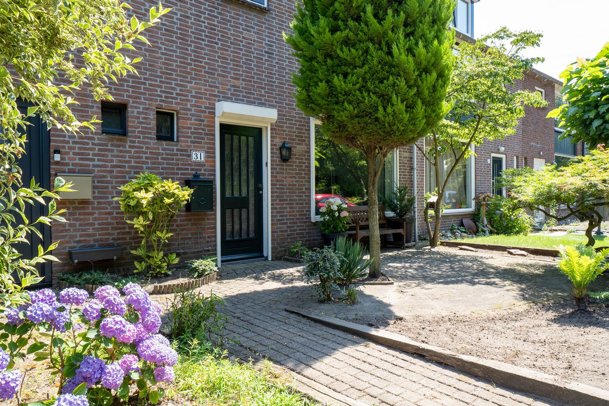 Tussenwoning te koop: Straatsburglaan 31, Enschede