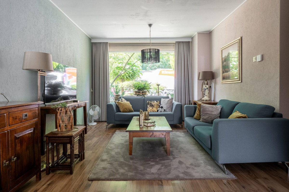 Tussenwoning te koop: Straatsburglaan 31, Enschede
