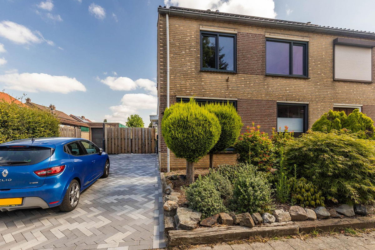 Twee-onder-één-kap te koop: Brederodestraat 1, Elsloo