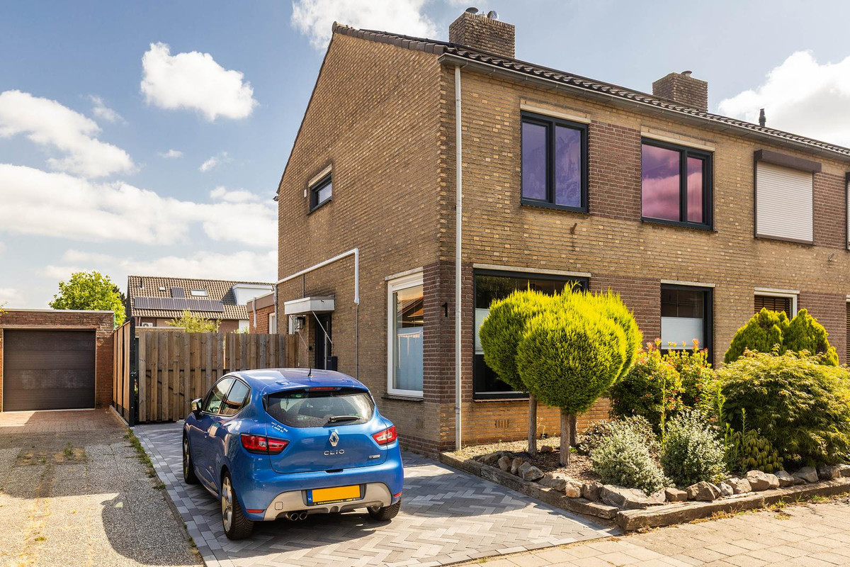 Twee-onder-één-kap te koop: Brederodestraat 1, Elsloo