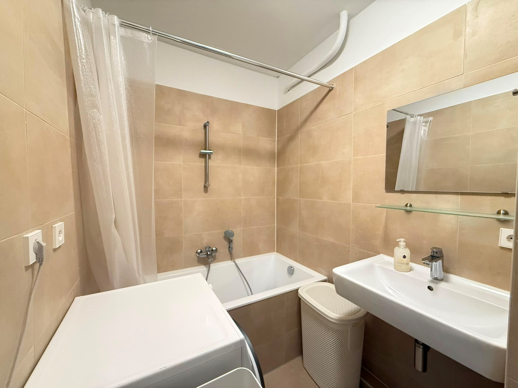 Appartement te huur: Mr. F.A. van Hallweg 102, Amstelveen