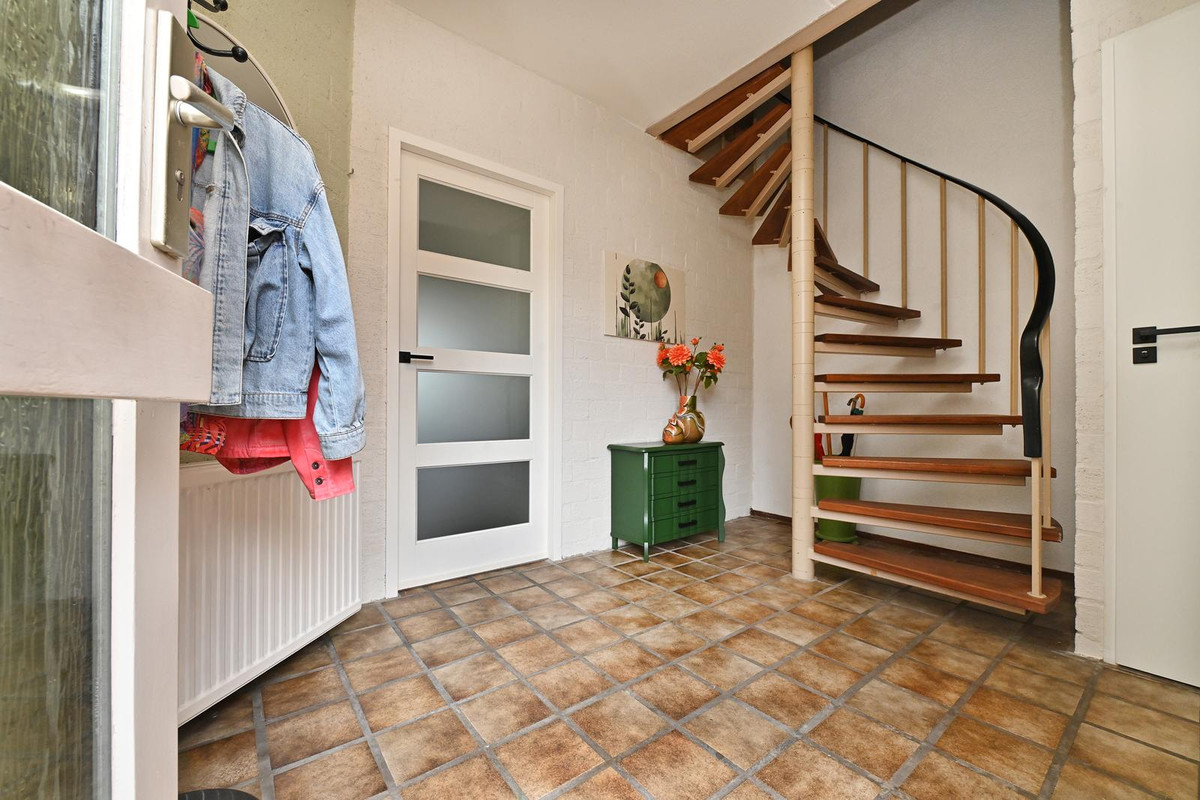 Twee-onder-één-kap te koop: Oosterstraat 56, Dinteloord