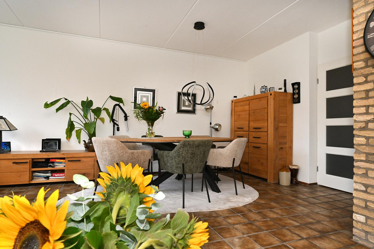 Twee-onder-één-kap te koop: Oosterstraat 56, Dinteloord