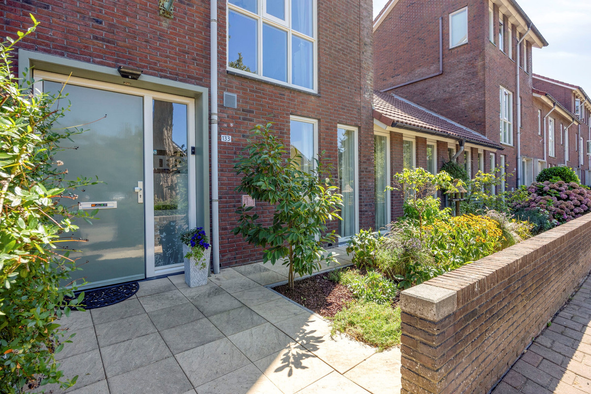 Tussenwoning te koop: Amandelgaarde 133, Hendrik-Ido-Ambacht