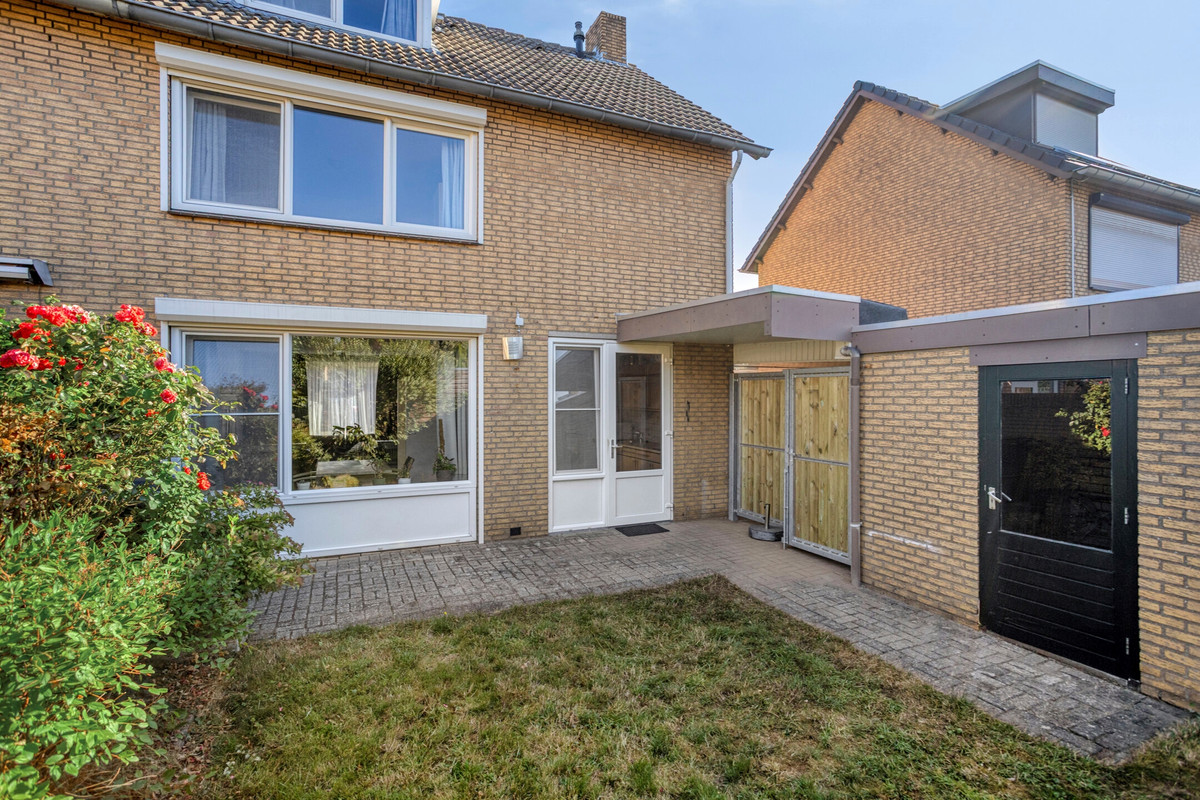 Twee-onder-één-kap te koop: Esstraat 24, Echt