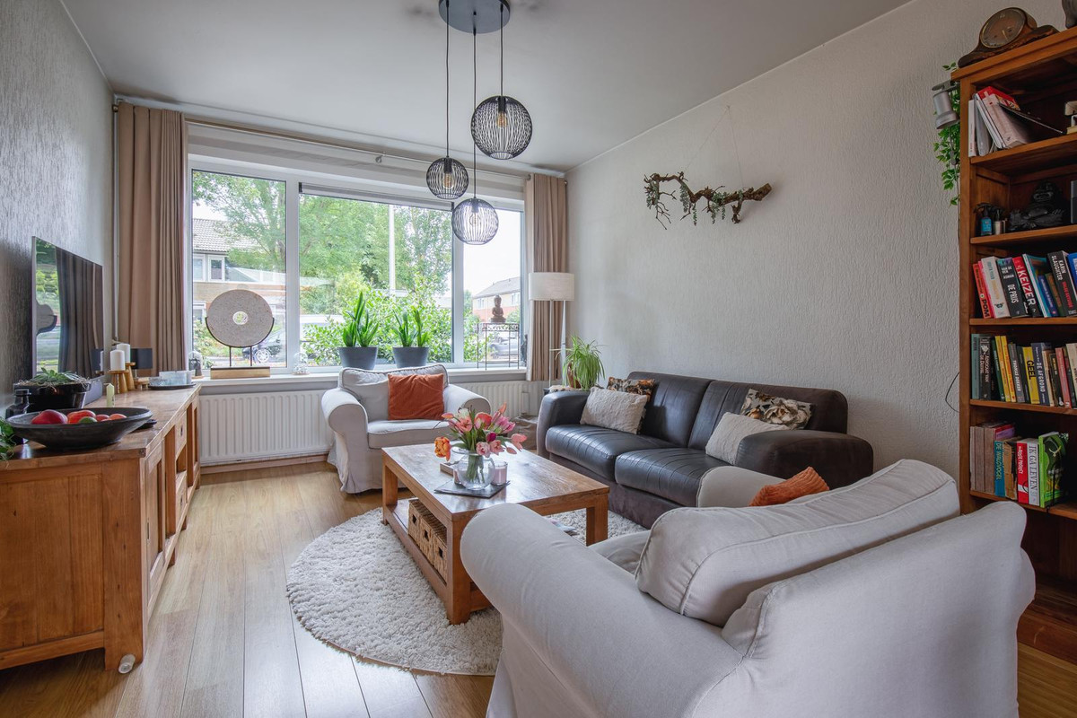 Tussenwoning te koop: Bernhardlaan 11, Den Burg