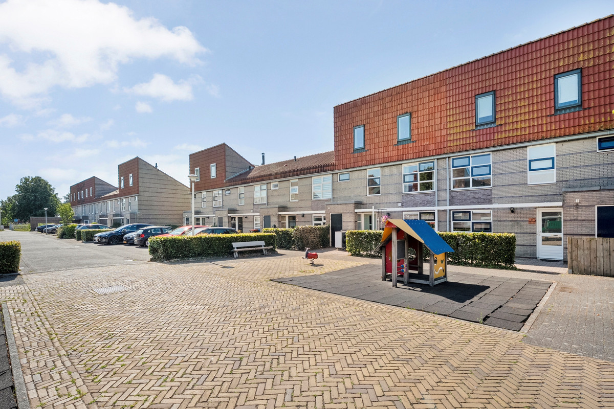 Tussenwoning te koop: Zomertalinghof 22, Zwolle