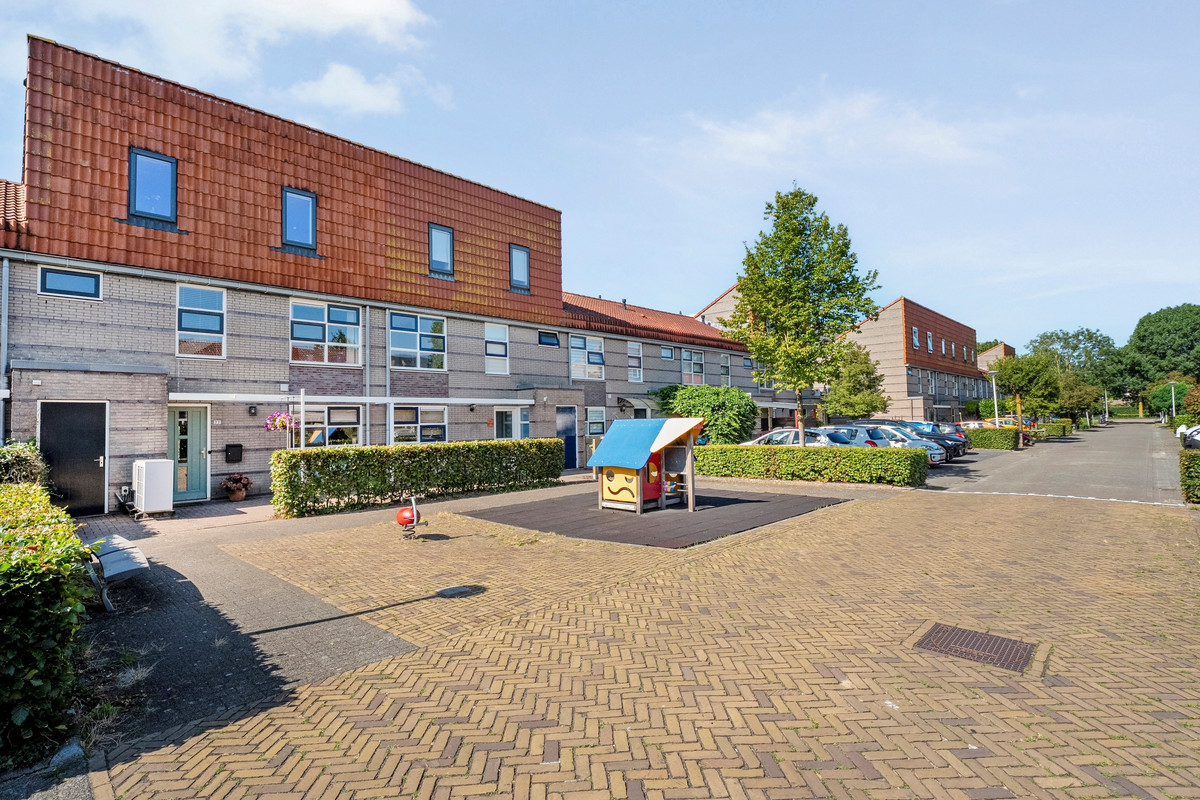 Tussenwoning te koop: Zomertalinghof 22, Zwolle