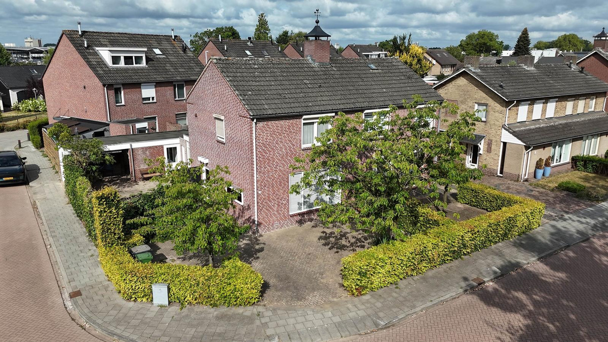 Twee-onder-één-kap te koop: Anemonenstraat 19, Veghel