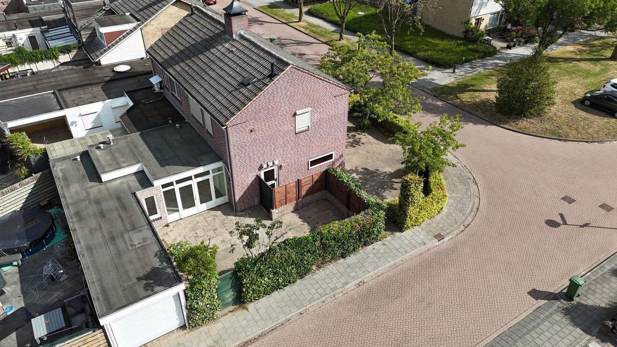 Twee-onder-één-kap te koop: Anemonenstraat 19, Veghel