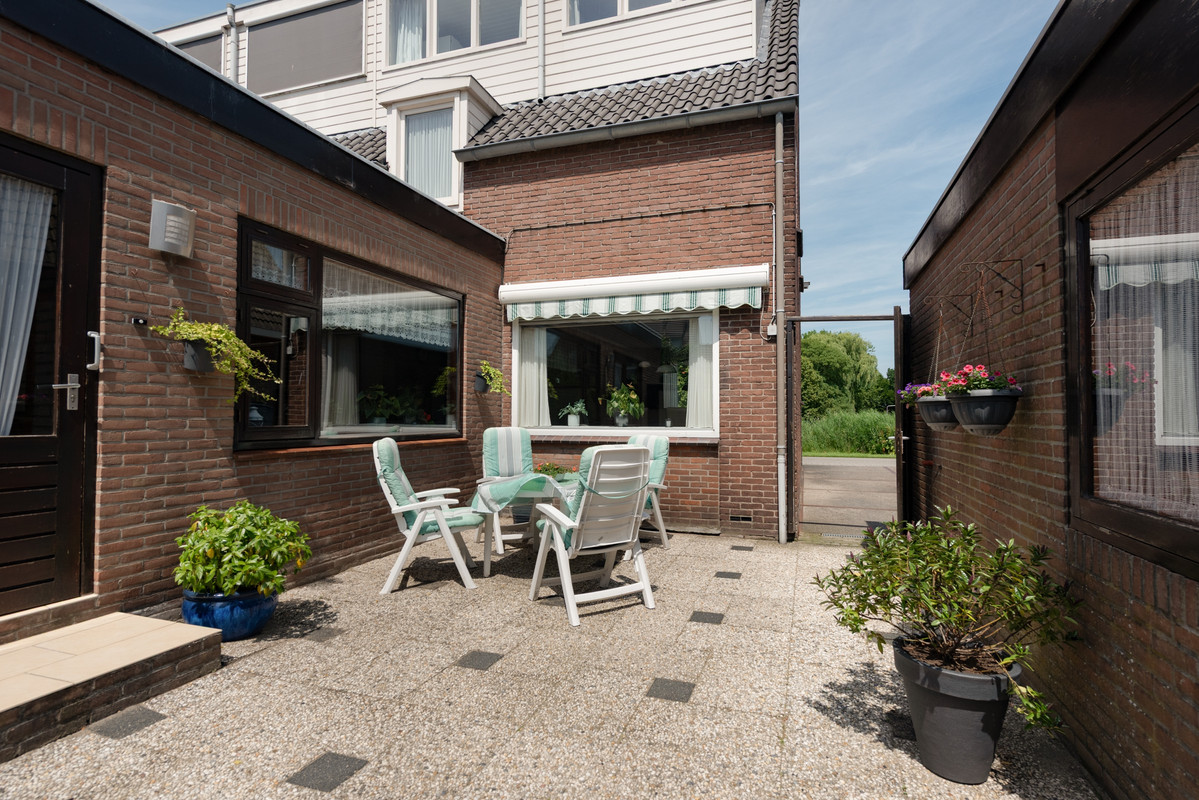 Twee-onder-één-kap te koop: Westeinde 59, Roelofarendsveen