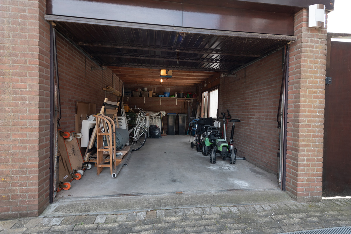 Twee-onder-één-kap te koop: Westeinde 59, Roelofarendsveen