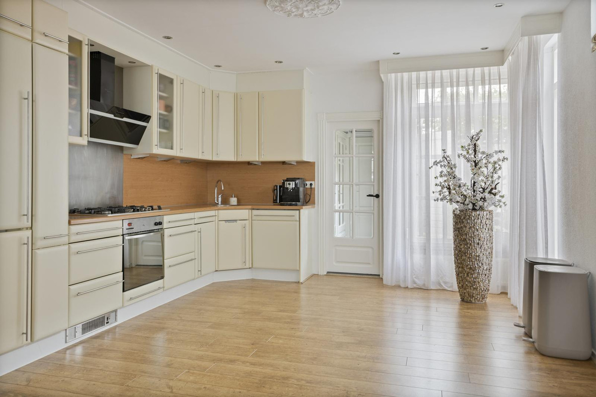 Tussenwoning te koop: Broekhovenseweg 141, Tilburg