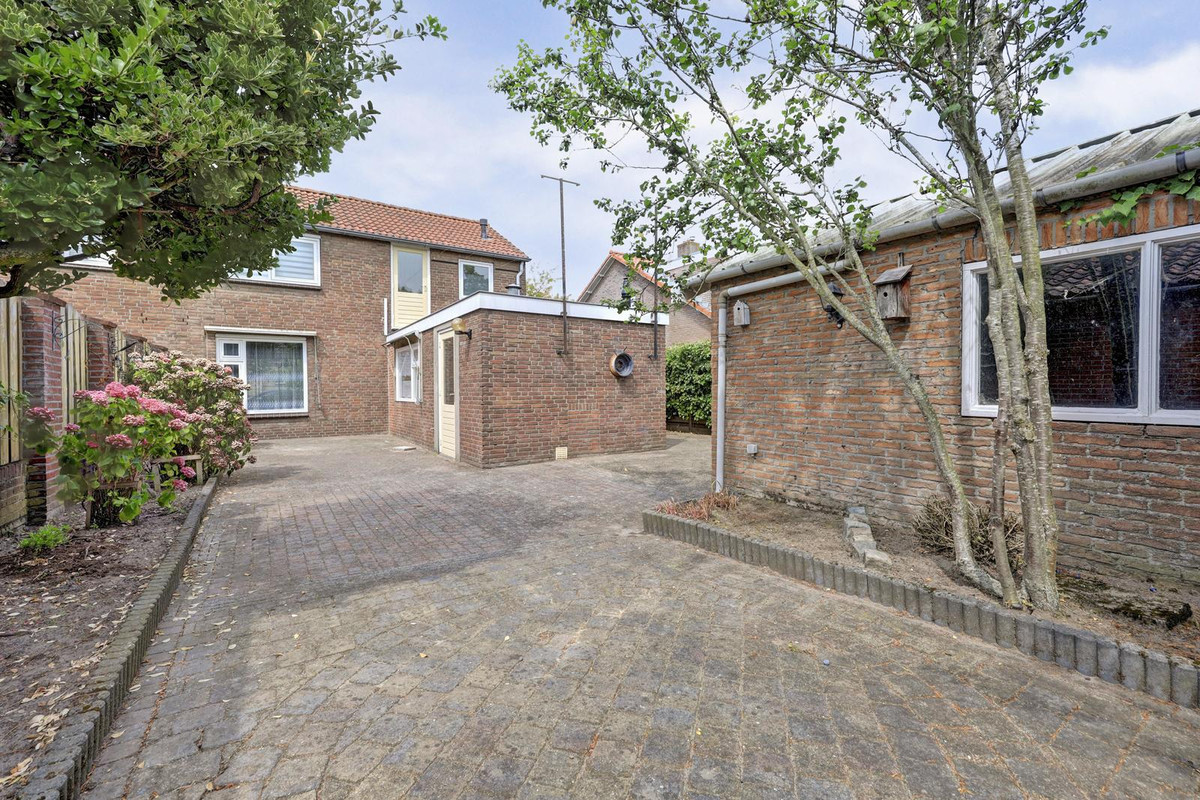 Twee-onder-één-kap te koop: A C de Ruijter van Steveninckstraat 4, Hedel