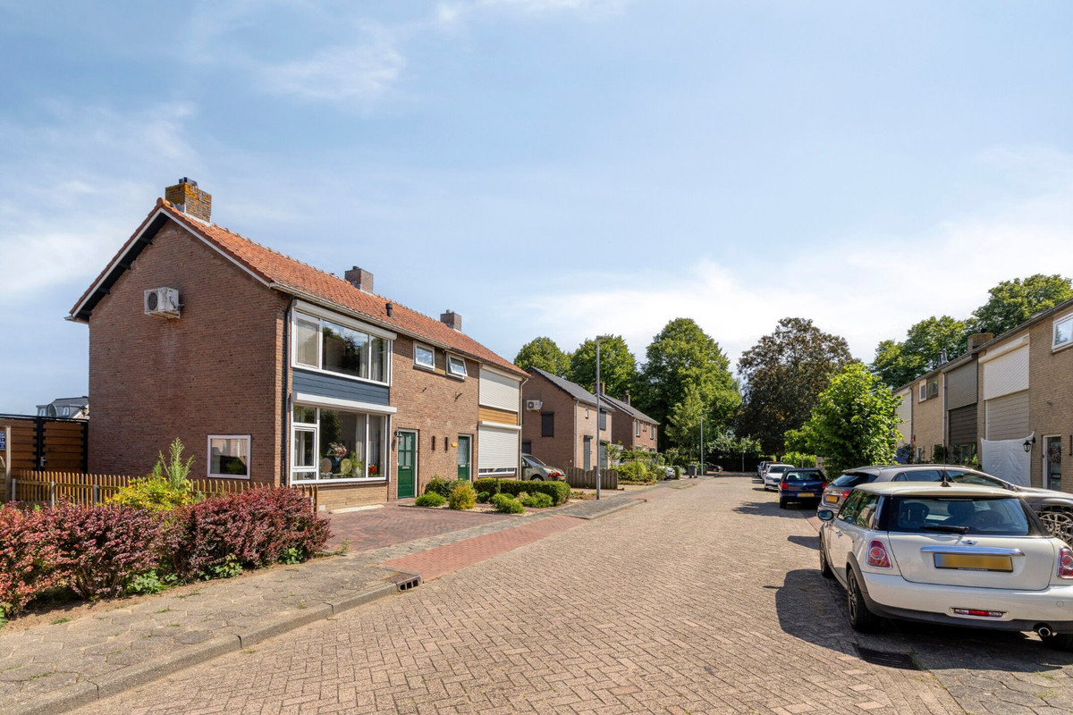 Twee-onder-één-kap te koop: Juliana van Stolbergstr 23, Poederoijen
