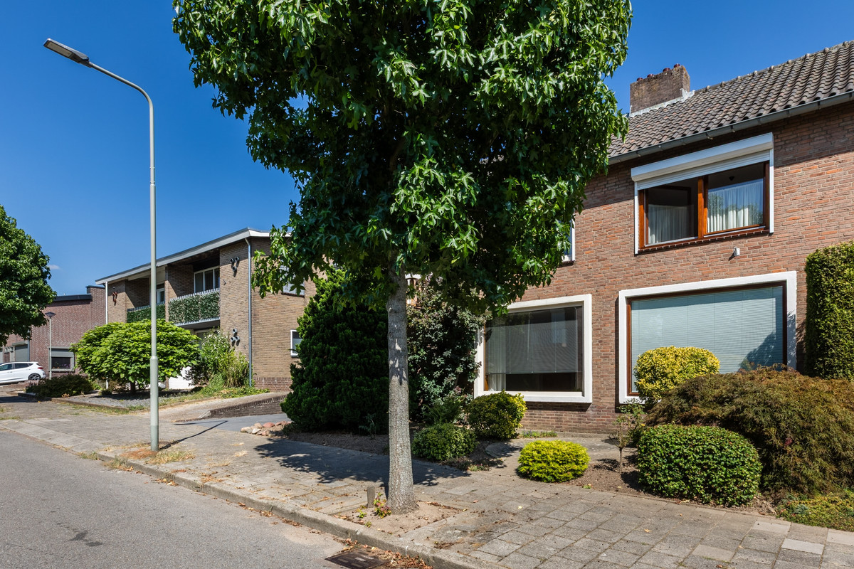 Twee-onder-één-kap te koop: Penrisstraat 17, Geleen