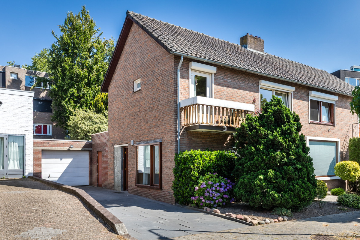 Twee-onder-één-kap te koop: Penrisstraat 17, Geleen