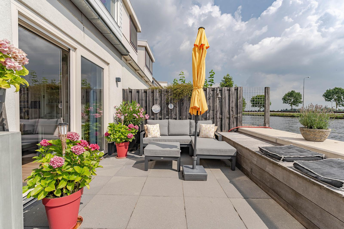 Hoekwoning te koop: Noordkade 241, Waddinxveen