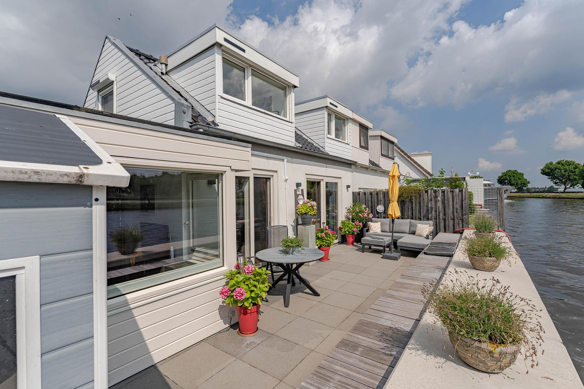 Hoekwoning te koop: Noordkade 241, Waddinxveen