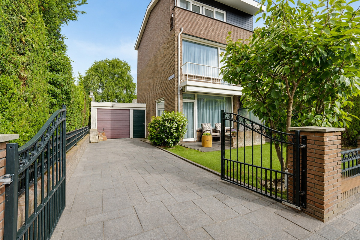 Tussenwoning te koop: Prins Bernhardlaan 1, Leidschendam