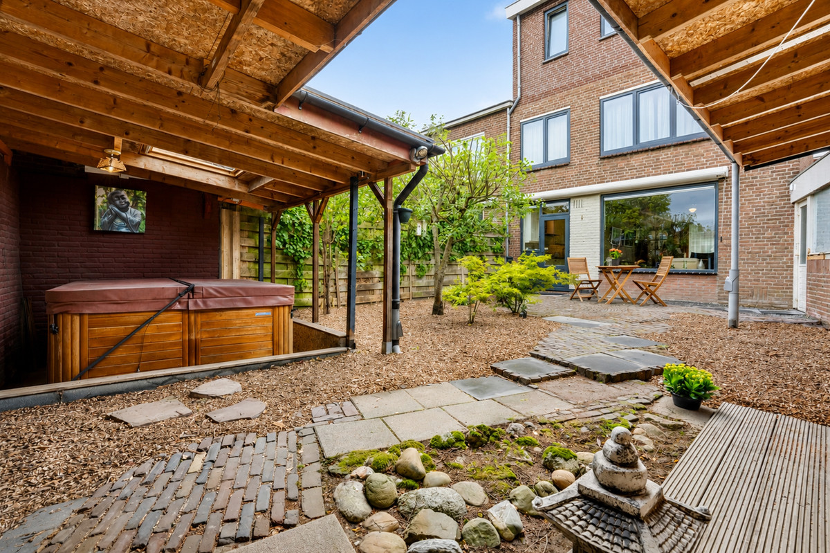 Tussenwoning te koop: Prins Bernhardlaan 1, Leidschendam