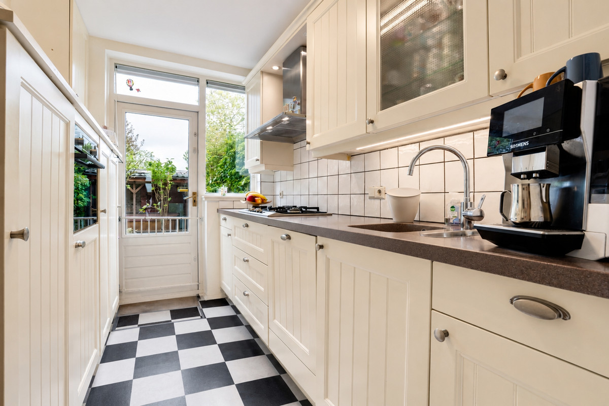 Tussenwoning te koop: Prins Bernhardlaan 1, Leidschendam