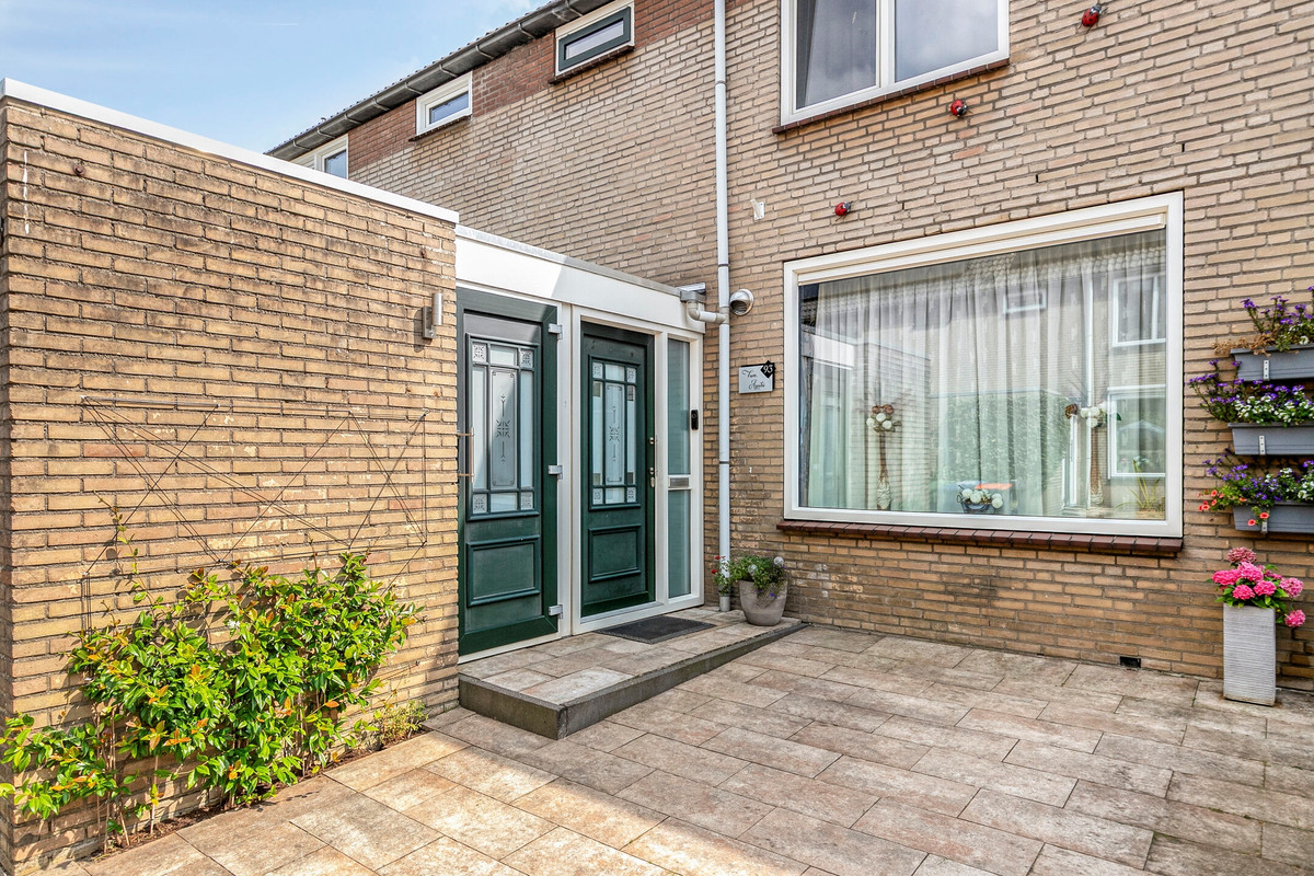 Tussenwoning te koop: Dokter Schöyerstraat 93, Gorinchem