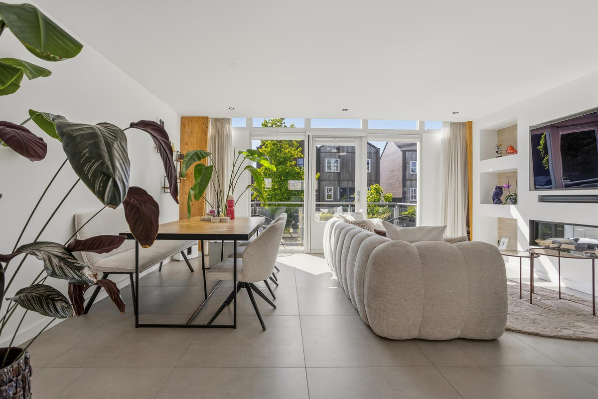 Twee-onder-één-kap te koop: Bonairepier 24, Almere